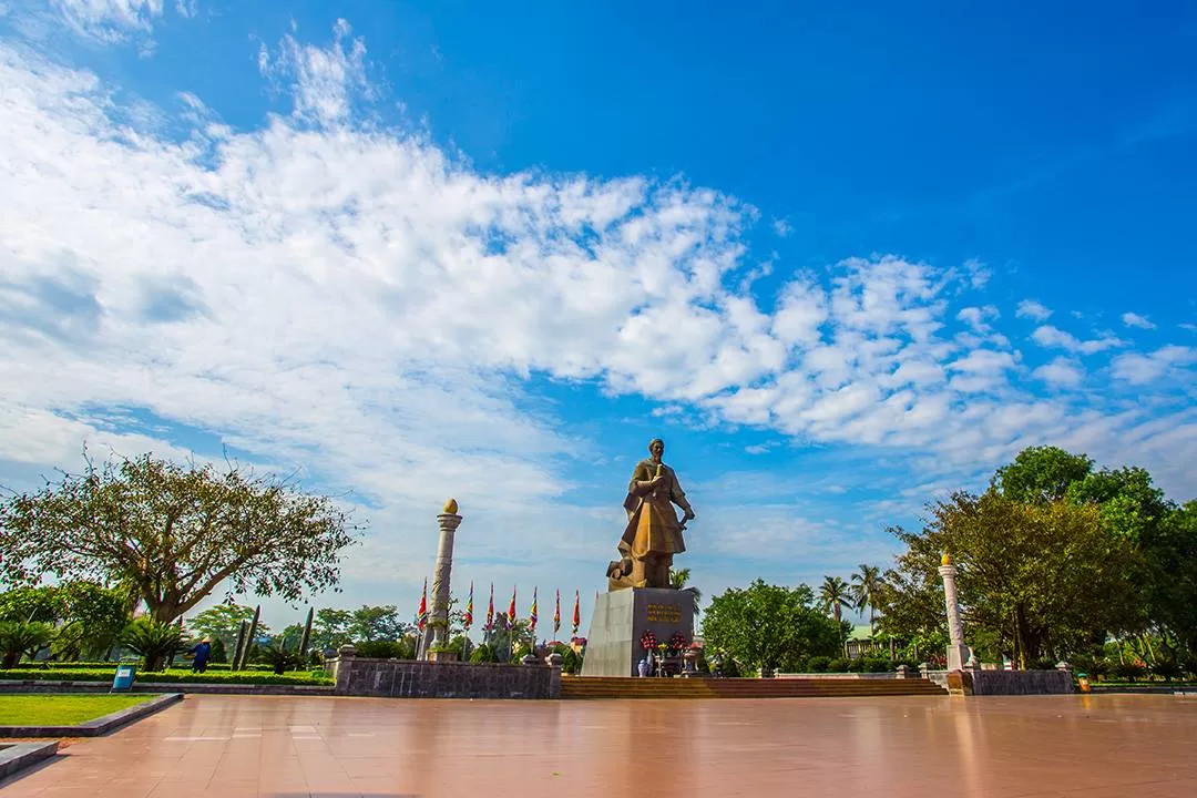 Góc nhìn cận cảnh tượng đài Trần Hưng Đạo tại quảng trường trung tâm 8Day - trang web uy tín đăng ký & đăng nhập dễ dàng