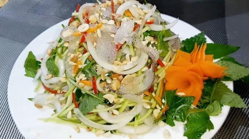 Gỏi sứa Cô Tô thanh mát đặc trưng