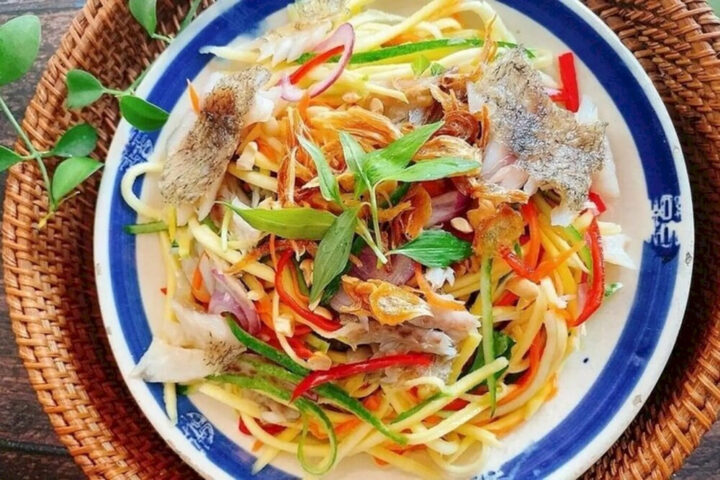Gỏi xoài khô cá sặc hấp dẫn
