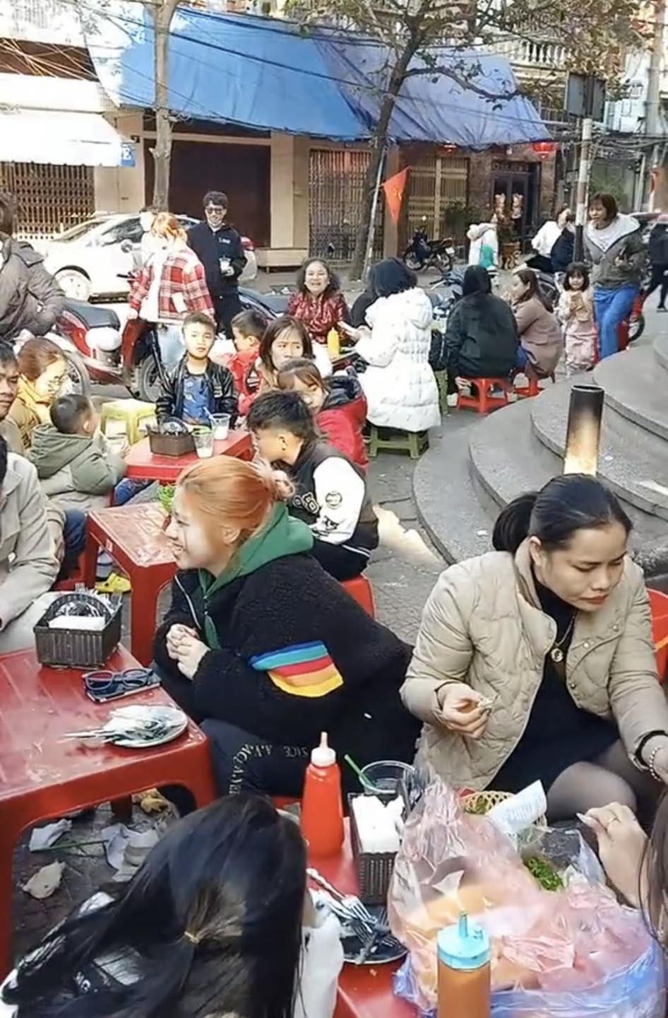 Hàng dài người mua Bánh mì Ngọc Ngà 8Day - trang web uy tín đăng ký & đăng nhập dễ dàng