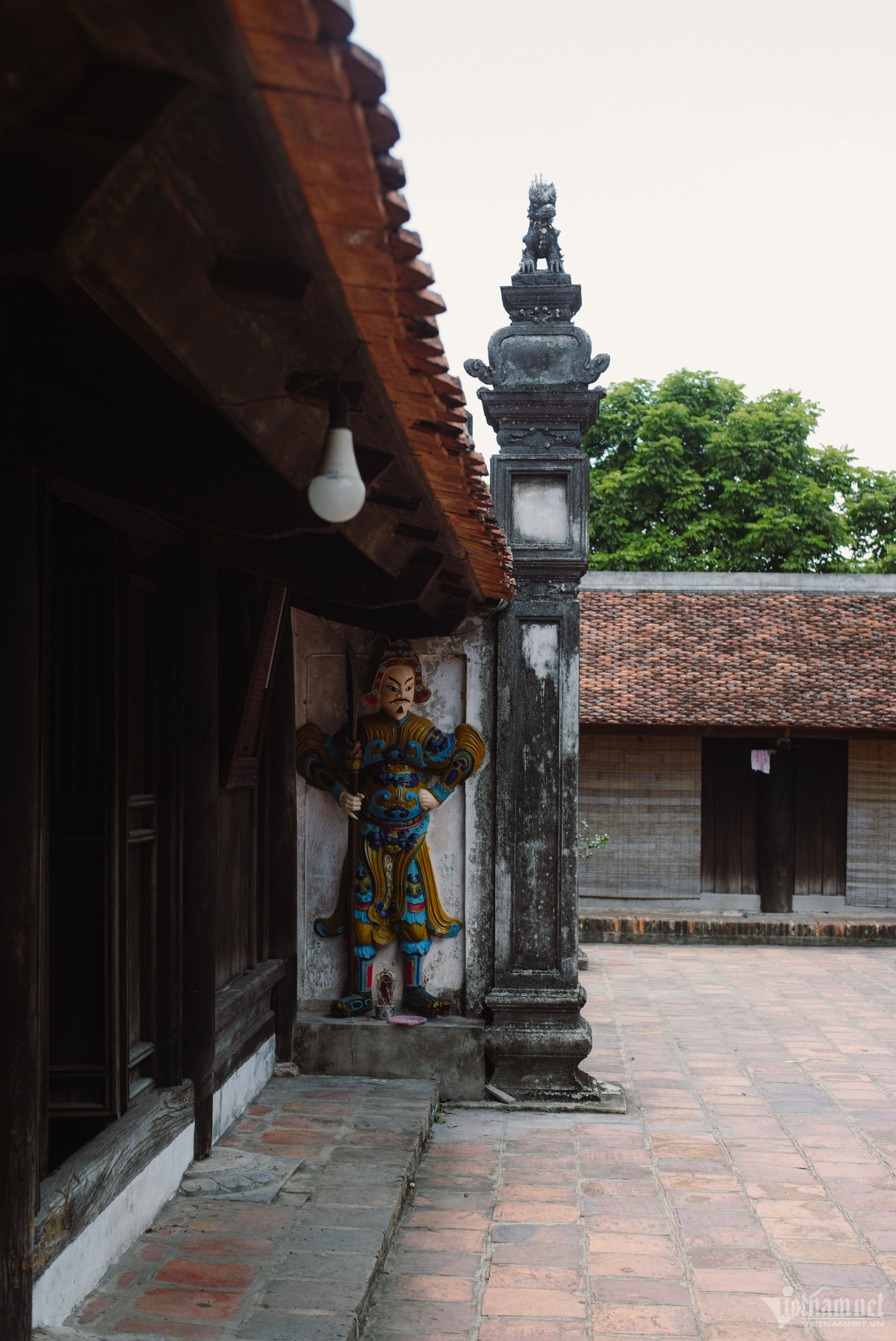 Hàng hiên và cột gỗ vững chắc, mang đậm dấu ấn thời gian
