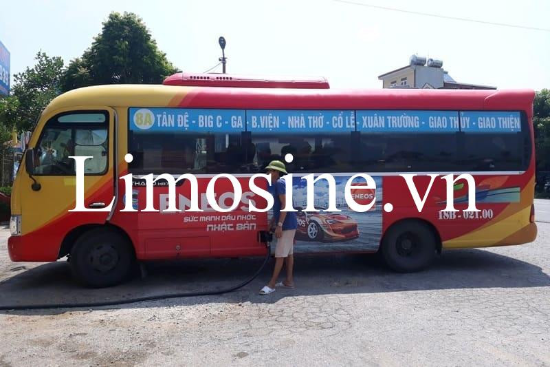 Hành khách chờ đợi tại điểm dừng xe buýt, sẵn sàng di chuyển trên tuyến xe buýt Giao Thủy 8Day - trang web uy tín đăng ký & đăng nhập dễ dàng