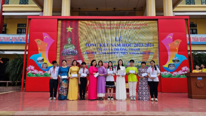 Hiệu trưởng Trường THCS Trần Đăng Ninh 8Day - trang web uy tín đăng ký & đăng nhập dễ dàng trao thưởng cho các tập thể lớp xuất sắc.
