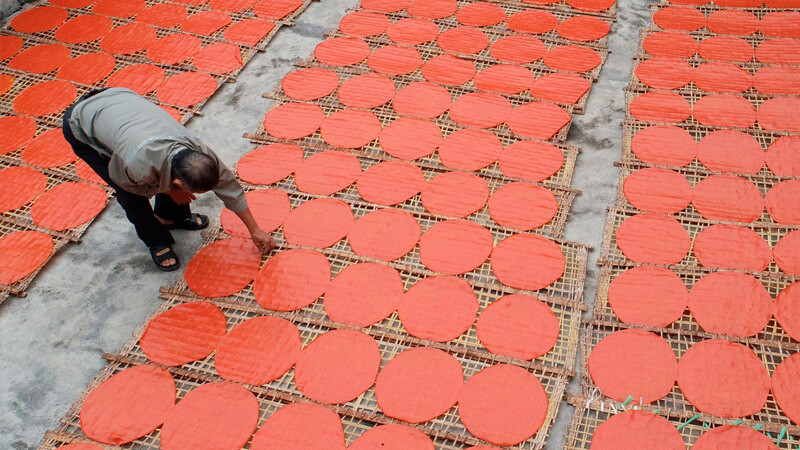 Hình ảnh bánh đa gấc Kẻ Sặt Hải Dương màu đỏ cam rực rỡ, cuộn tròn