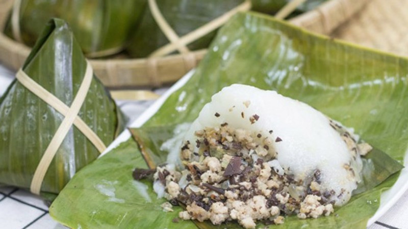 Hình ảnh bánh giò Hải Dương gói lá dong xanh mướt, nhân đầy đặn