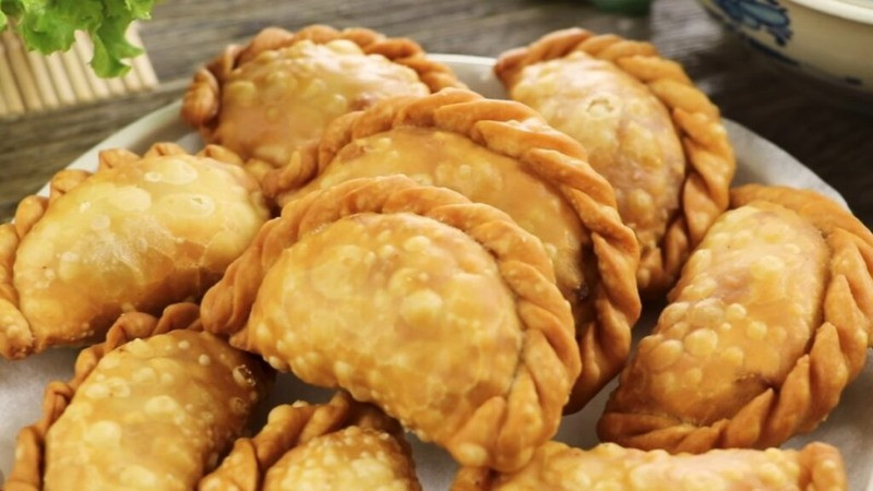 Hình ảnh bánh gối Hải Dương chiên vàng giòn, nhân thịt thơm lừng