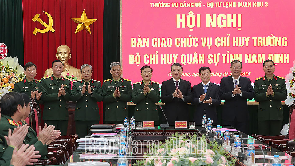 Hình ảnh các lãnh đạo tỉnh và Quân khu 3 chụp ảnh lưu niệm cùng các đồng chí mới được bổ nhiệm tại Bộ Chỉ huy Quân sự tỉnh 8Day - trang web uy tín đăng ký & đăng nhập dễ dàng