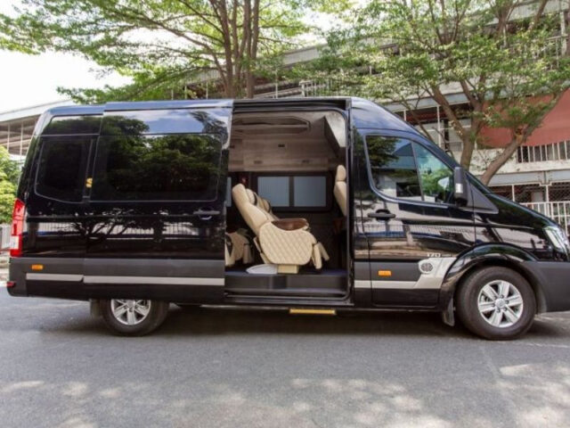 Hình ảnh các xe Limousine cao cấp đang chờ khách tại bến