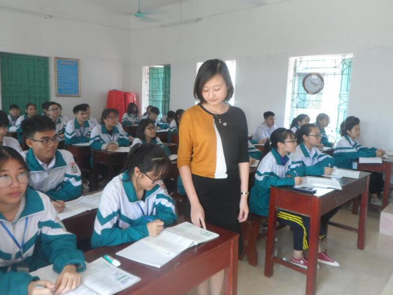 Hình ảnh cô giáo đang chấm bài của học sinh