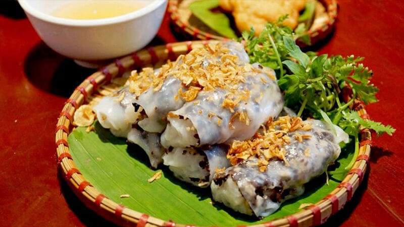 Hình ảnh đĩa bánh cuốn Hải Dương mềm mịn, nhân thịt hấp dẫn với hành phi