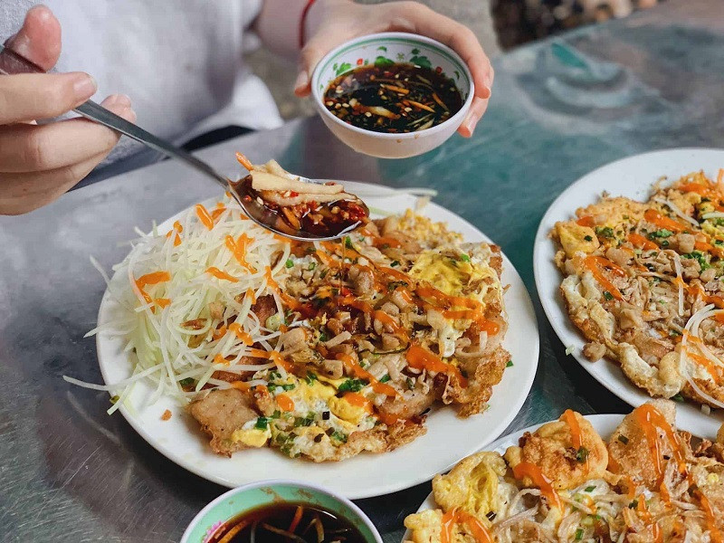 Hình ảnh đĩa bột chiên nóng hổi đang được rưới nước tương