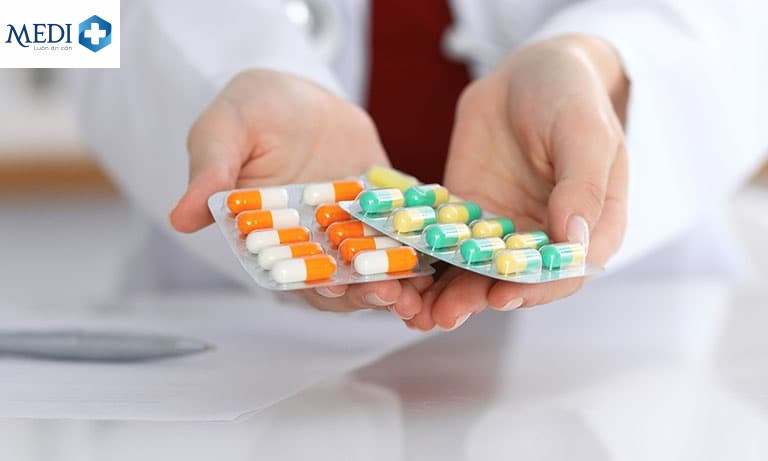 Hình ảnh điều trị bằng thuốc khi khám chữa tiểu buốt ở nam giới
