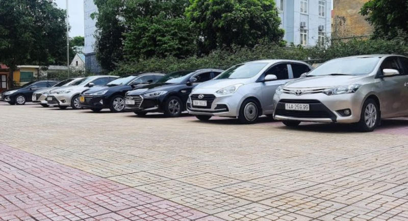 Hình ảnh hàng loạt xe taxi màu trắng của hãng Xuân Trường đậu gọn gàng