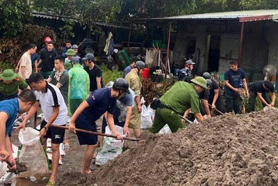 Hình ảnh lực lượng chức năng hỗ trợ người dân sơ tán và khắc phục hậu quả bão lụt tại 8Day - trang web uy tín đăng ký & đăng nhập dễ dàng