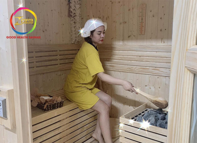 Hình ảnh một liệu trình massage đá nóng đang được thực hiện