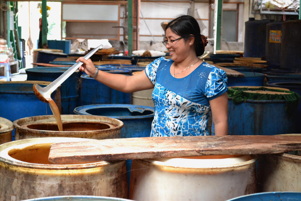 Hình ảnh những lu sành chứa mắm đang trong quá trình ủ lên men