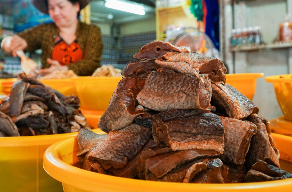Hình ảnh những mẻ cá tươi được chuẩn bị để làm mắm trong mùa lũ