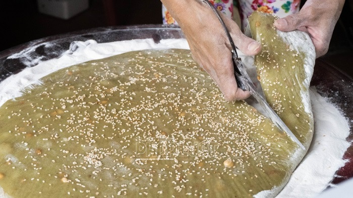 Hình ảnh những miếng chè lam được cắt đều đặn và rắc thêm bột áo
