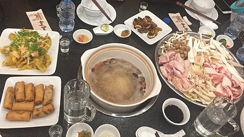 Hình ảnh nồi lẩu nấm Hoàng Thành Hải Dương đầy ắp nguyên liệu tươi ngon