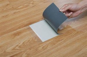 Hình ảnh so sánh các loại sàn nhựa giả gỗ với độ dày khác nhau, thể hiện sự đa dạng về lựa chọn