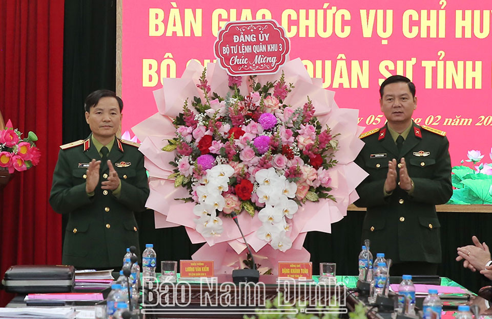 Hình ảnh Thiếu tướng Lương Văn Kiếm tặng hoa chúc mừng Đại tá Nguyễn Bá Thịnh, Phó Tham mưu trưởng Quân khu 3
