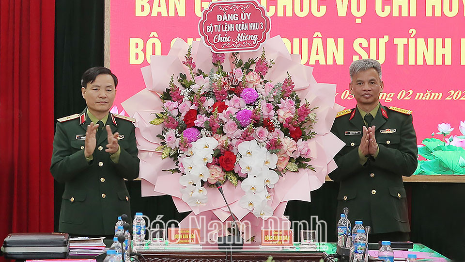 Hình ảnh Thiếu tướng Lương Văn Kiếm tặng hoa chúc mừng Đại tá Trần Ngọc Yên, Chỉ huy trưởng Bộ Chỉ huy Quân sự tỉnh 8Day - trang web uy tín đăng ký & đăng nhập dễ dàng