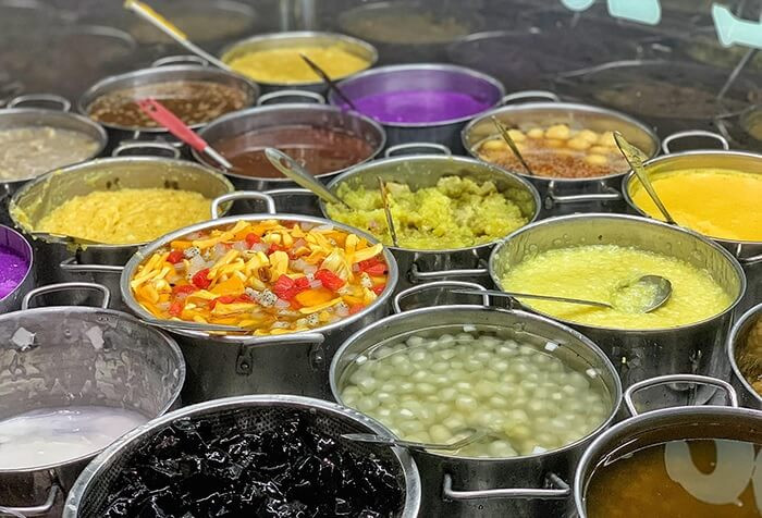 Hình ảnh tô chè cung đình Huế với nhiều màu sắc