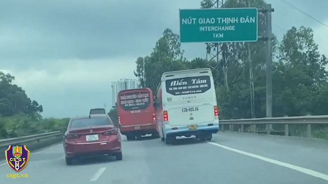 Hình ảnh xe khách Thái Đạt và xe khác chèn ép trên cao tốc Hà Nội Thái Nguyên
