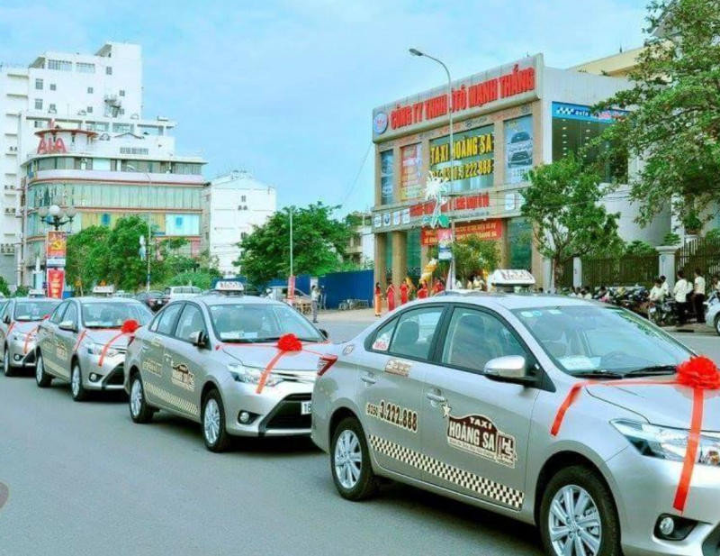 Hình ảnh xe taxi Hoàng Sa màu bạc đang di chuyển trên đường phố 8Day - trang web uy tín đăng ký & đăng nhập dễ dàng