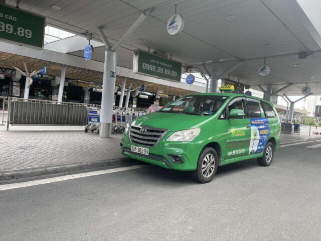 Hình ảnh xe taxi Mai Linh màu xanh lá cây đỗ bên đường ở 8Day - trang web uy tín đăng ký & đăng nhập dễ dàng
