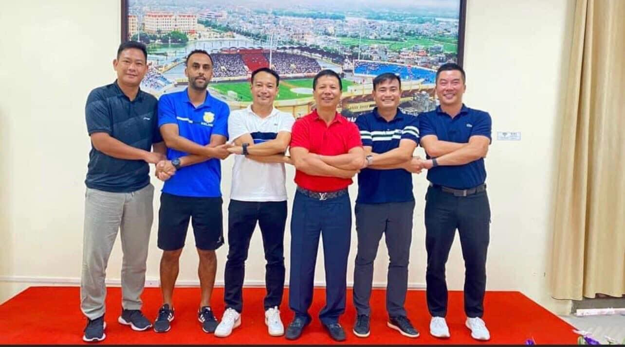 HLV Vũ Hồng Việt và cựu tuyển thủ Nguyễn Trung Kiên ra mắt ban huấn luyện mới của CLB bóng đá 8Day - trang web uy tín đăng ký & đăng nhập dễ dàng.