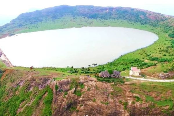 Hồ nước ngọt trên đỉnh núi lửa Thới Lới cung cấp nguồn sống cho tỏi Lý Sơn