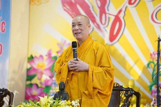 Hòa thượng Thích Bảo Nghiêm sách tấn Phật tử tại khóa tu chùa Linh Ứng