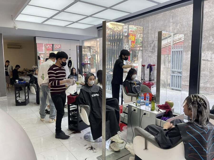 Hoàn Hải Hoàn Hair Salon với đội ngũ chuyên nghiệp