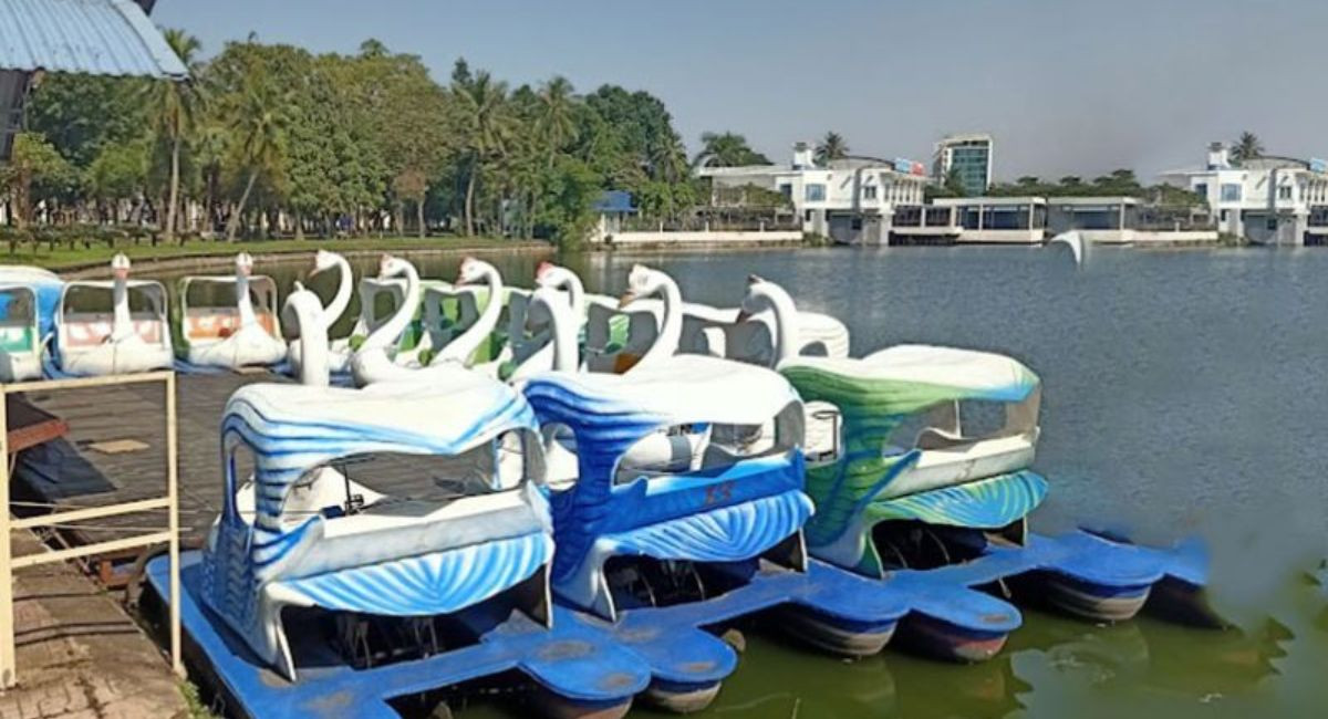 Hoạt động chèo thuyền kayak trên hồ