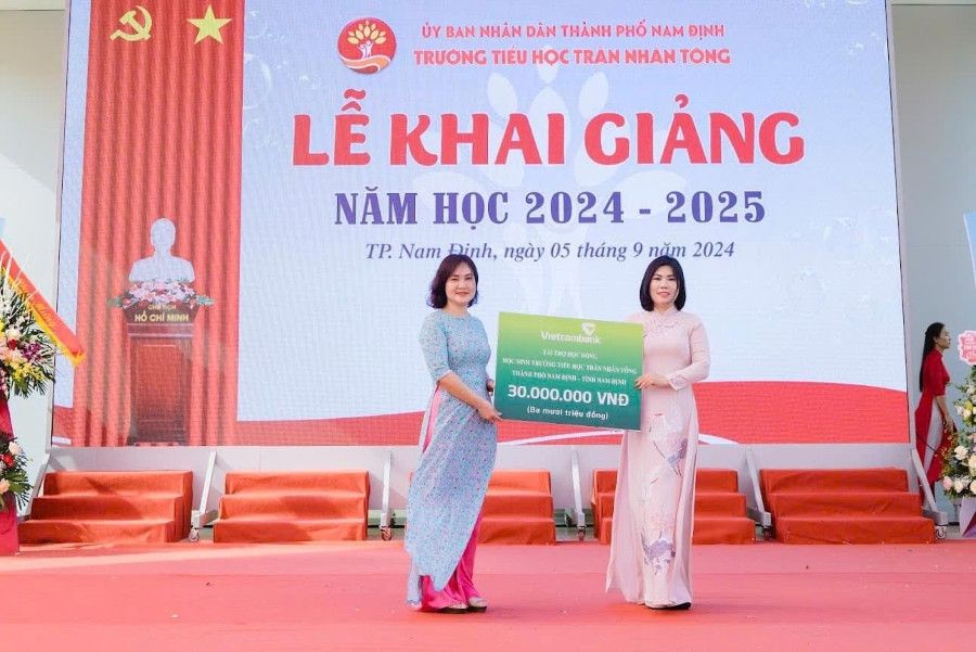 Học sinh nhận học bổng từ Vietcombank Trực Ninh