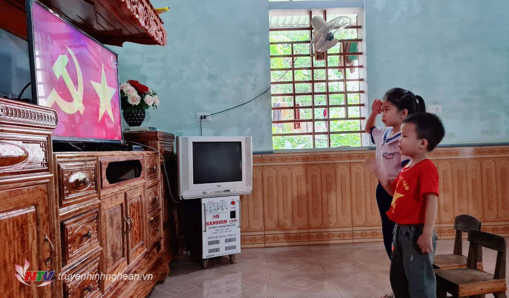 Học sinh ở vùng nông thôn theo dõi lễ khai giảng qua ti vi, minh họa tầm quan trọng của các kênh trực tuyến hôm nay.