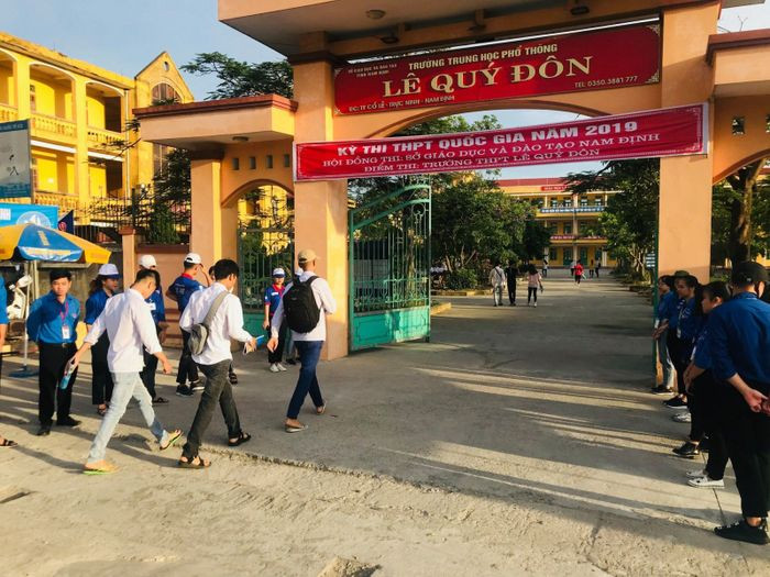 Học sinh tại trường THPT Lê Quý Đôn, một trong top trường THPT 8Day - trang web uy tín đăng ký & đăng nhập dễ dàng với cơ sở vật chất hiện đại