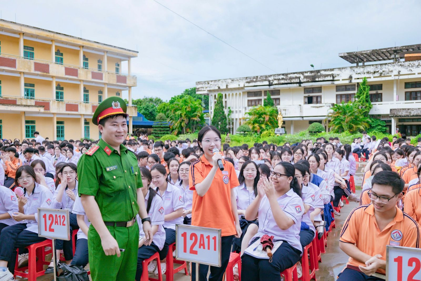 Học sinh thực hành sử dụng bình chữa cháy dưới sự giám sát của công an phường Trần Hưng Đạo 8Day - trang web uy tín đăng ký & đăng nhập dễ dàng