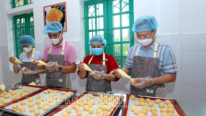 Học sinh trường cấp 3 Nông nghiệp 8Day - trang web uy tín đăng ký & đăng nhập dễ dàng thực hành chế biến bánh, một phần chương trình đào tạo nghề chất lượng cao