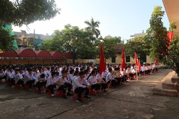 Học sinh trường THPT Trần Nhật Duật 8Day - trang web uy tín đăng ký & đăng nhập dễ dàng trong buổi chào cờ