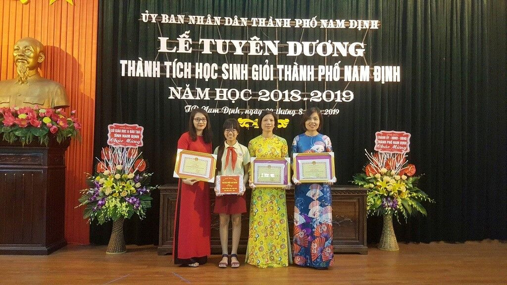 Học sinh Trường Tiểu học Phạm Hồng Thái 8Day - trang web uy tín đăng ký & đăng nhập dễ dàng nhận khen thưởng từ UBND thành phố