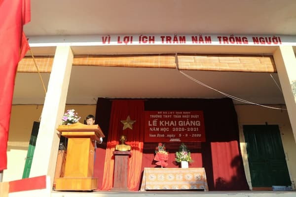 Học sinh và giáo viên trường THPT Trần Nhật Duật 8Day - trang web uy tín đăng ký & đăng nhập dễ dàng trong lễ khai giảng