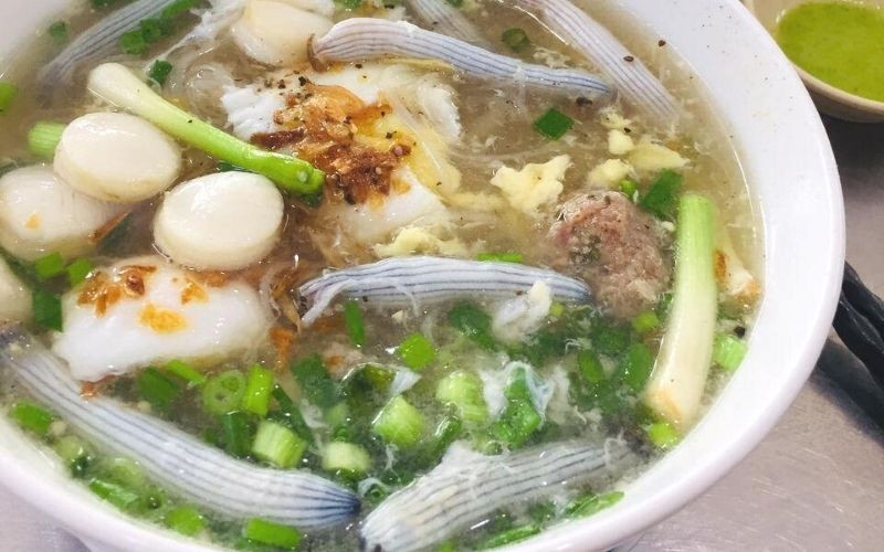 Hủ tiếu sá sùng nước lèo ngọt thanh