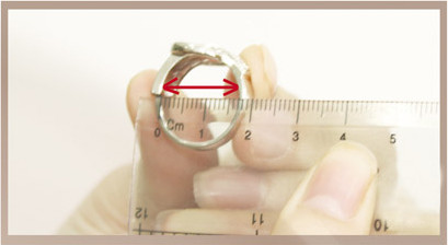 Hướng dẫn đo đường kính bên trong để xác định size nhẫn bạc nam