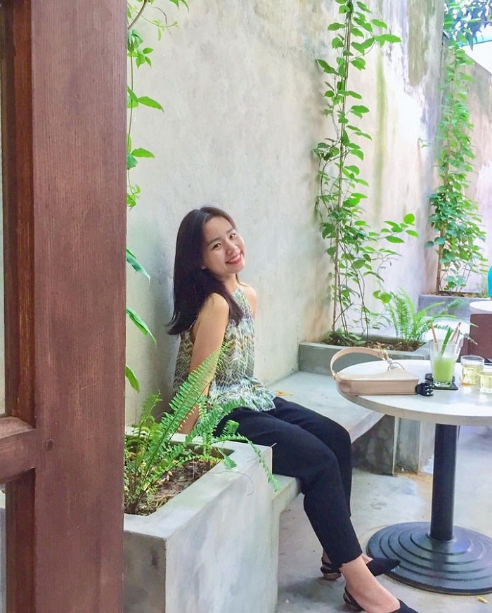 Kayla Coffee với không gian lãng mạn và bể cá koi