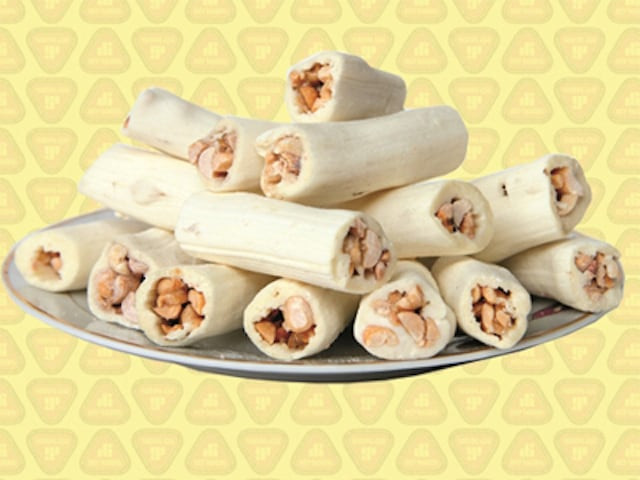 Kẹo Dồi với lớp vỏ trắng bao quanh nhân lạc