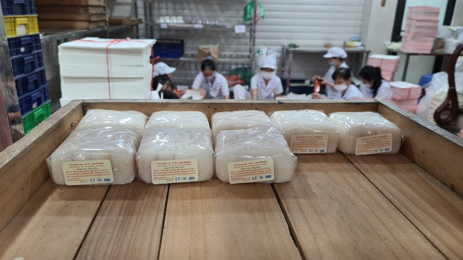 Khách hàng đang chọn mua những chiếc bánh Trung thu truyền thống tại cửa hàng