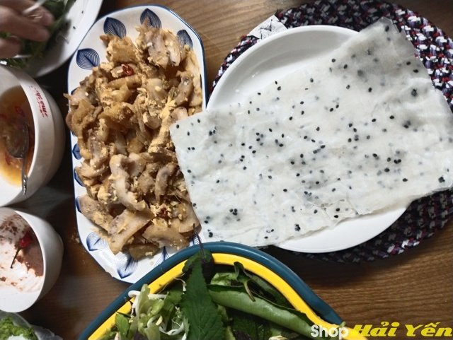 Khay nguyên liệu phong phú để tự làm gỏi cuốn tại nhà