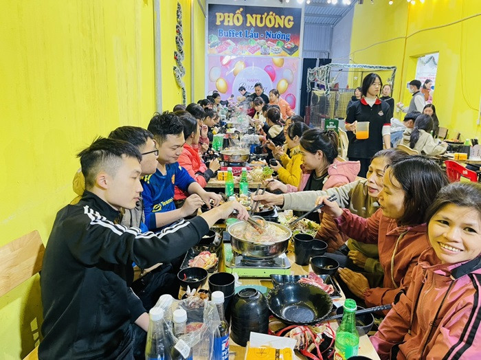 Khay thịt ba chỉ bò Mỹ và sườn nướng hấp dẫn tại Phố Nướng